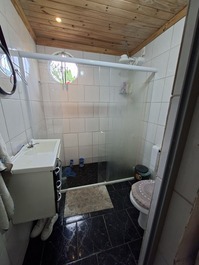 Se alquila casa con piscina, en un barrio tranquilo.