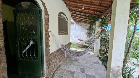 Se alquila casa con piscina, en un barrio tranquilo.