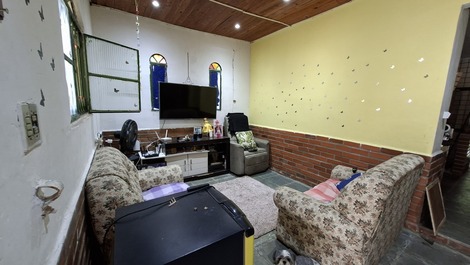 Se alquila casa con piscina, en un barrio tranquilo.