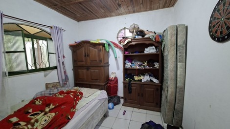 Se alquila casa con piscina, en un barrio tranquilo.