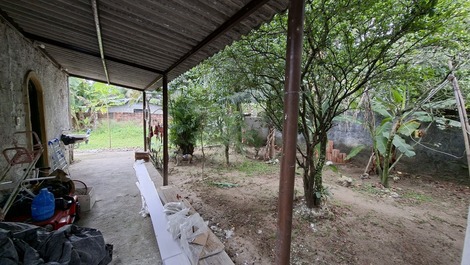 Se alquila casa con piscina, en un barrio tranquilo.