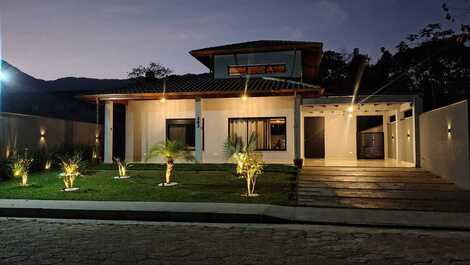 House in Caraguatatuba, gated community, swimming pool, barbecue area and 3 suites.