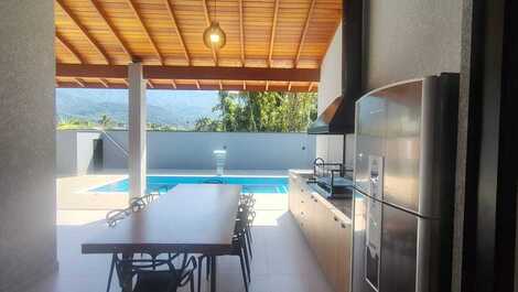 House in Caraguatatuba, gated community, swimming pool, barbecue area and 3 suites.