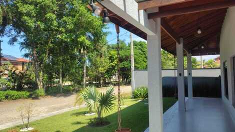 House in Caraguatatuba, gated community, swimming pool, barbecue area and 3 suites.