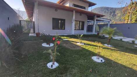 House in Caraguatatuba, gated community, swimming pool, barbecue area and 3 suites.