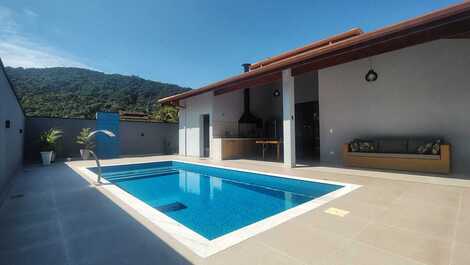 House in Caraguatatuba, gated community, swimming pool, barbecue area and 3 suites.