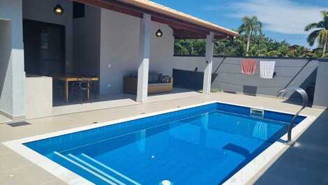 House in Caraguatatuba, gated community, swimming pool, barbecue area and 3 suites.