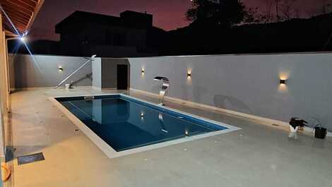 House in Caraguatatuba, gated community, swimming pool, barbecue area and 3 suites.