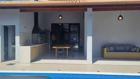 House in Caraguatatuba, gated community, swimming pool, barbecue area and 3 suites.