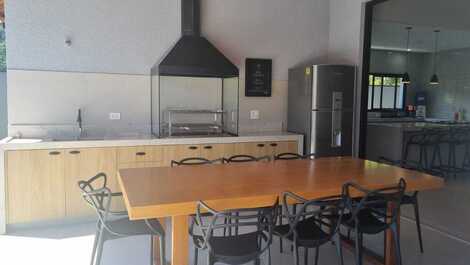 House in Caraguatatuba, gated community, swimming pool, barbecue area and 3 suites.