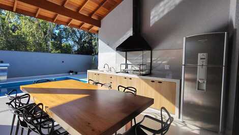 House in Caraguatatuba, gated community, swimming pool, barbecue area and 3 suites.