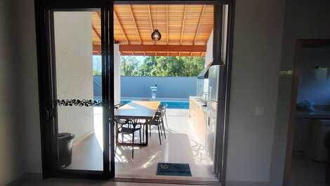 House in Caraguatatuba, gated community, swimming pool, barbecue area and 3 suites.