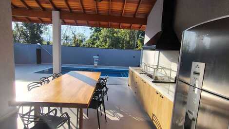 House in Caraguatatuba, gated community, swimming pool, barbecue area and 3 suites.