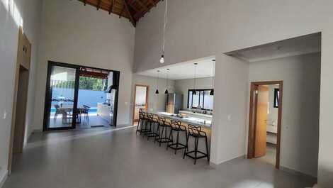 House in Caraguatatuba, gated community, swimming pool, barbecue area and 3 suites.