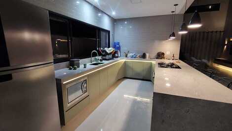 House in Caraguatatuba, gated community, swimming pool, barbecue area and 3 suites.