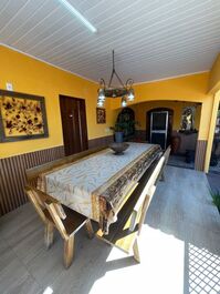 Casa en Caldas Novas, piscina climatizada, habitaciones con aire acondicionado, garaje.