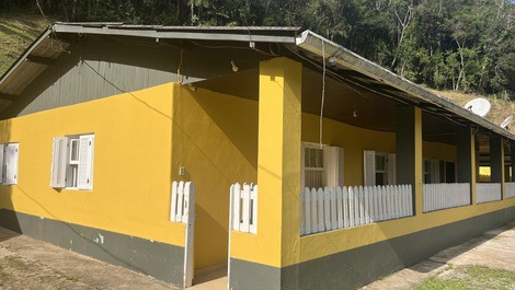 Se alquila casa de campo con una casa principal amplia y confortable.