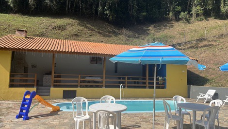 Se alquila casa de campo con una casa principal amplia y confortable.