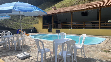 Se alquila casa de campo con una casa principal amplia y confortable.
