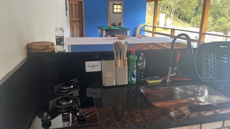 Se alquila casa de campo con una casa principal amplia y confortable.