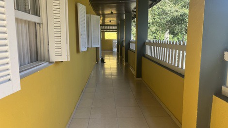 Se alquila casa de campo con una casa principal amplia y confortable.