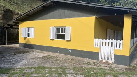Se alquila casa de campo con una casa principal amplia y confortable.