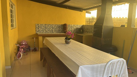 Se alquila casa de campo con una casa principal amplia y confortable.