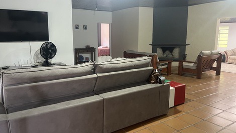 Se alquila casa de campo con una casa principal amplia y confortable.