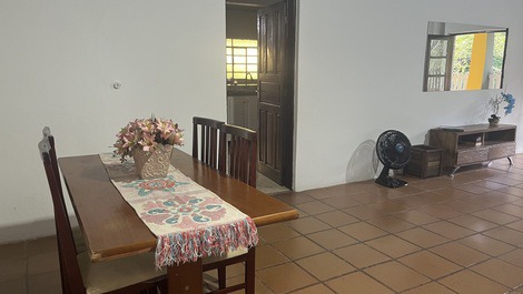 Se alquila casa de campo con una casa principal amplia y confortable.