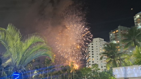 Fotos tirada da virada ano novo 2025/2026 dentro do condomínio em frente à praia. 