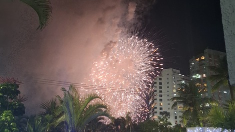 Praia lotada sim, mais pode se ver os fogos da virada de cima do condomínio com segurança. 