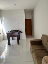 Casa pequeña con piscina y barbacoa.