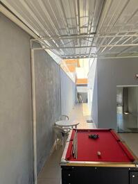 Casa pequeña con piscina y barbacoa.