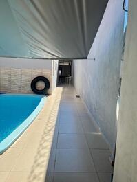 Casa pequeña con piscina y barbacoa.