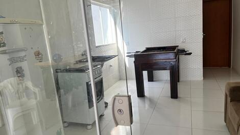 Casa pequeña con piscina y barbacoa.