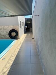 Casa pequeña con piscina y barbacoa.