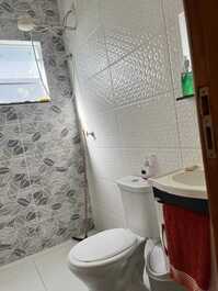 Casa pequeña con piscina y barbacoa.