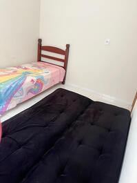 Casa pequeña con piscina y barbacoa.