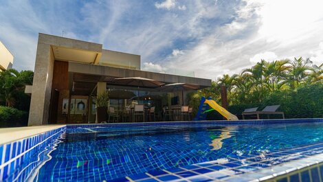 Modern House in a Gated Community - Guarajuba-BA