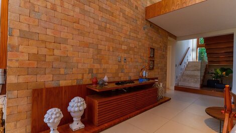 Modern House in a Gated Community - Guarajuba-BA