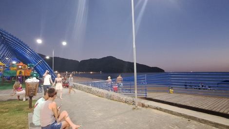 Praia de boiçucanga a noite, orla e playground perto da hospital e shopping