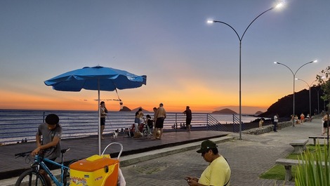 Praia de boiçucanga a noite, orla e playground, quadras e com vagas🚘🚘