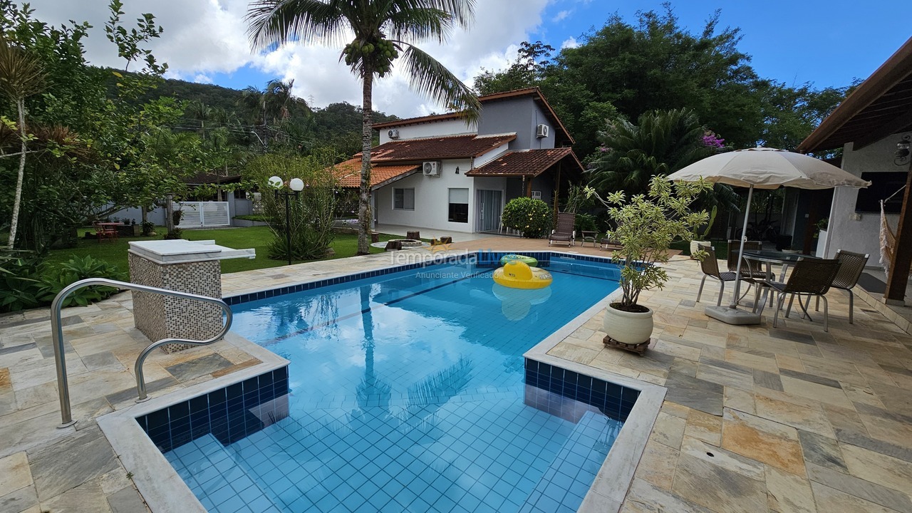 Casa para aluguel de temporada em Caraguatatuba (Praia da Mococa)