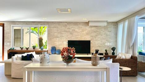 Casa justo en la arena en la playa de Juquehy.