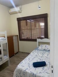 House with pool, very close to the beach and the shopping mall.