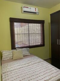 House with pool, very close to the beach and the shopping mall.
