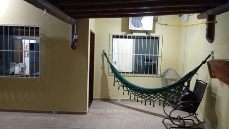 House with pool, very close to the beach and the shopping mall.