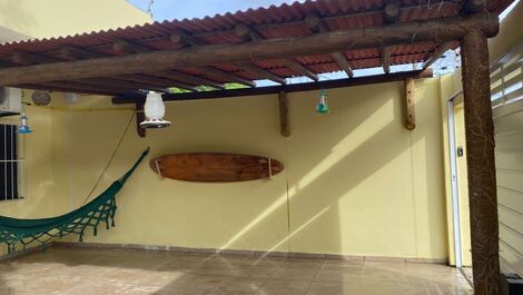 House with pool, very close to the beach and the shopping mall.