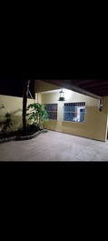 House with pool, very close to the beach and the shopping mall.