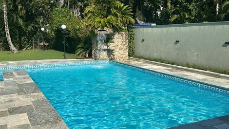 The Perfect Retreat: 5 Bedrooms, Pool, and Complete Leisure Facilities in the Heart of the Riviera
